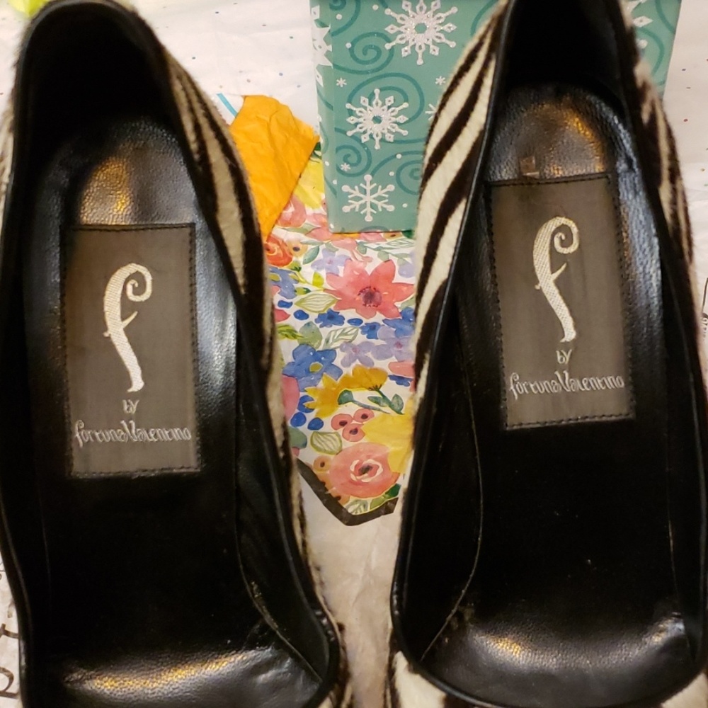 Fortune Valentino Zebra Skin Black/Cream pumps SZ - Picture 3 of 8
